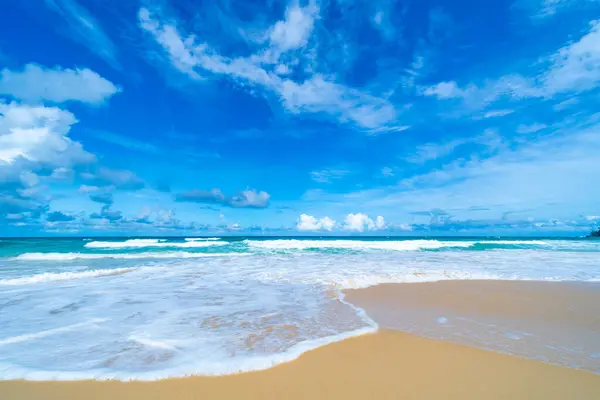 Güzel deniz sahili arka planı, güzel hava günlerinde inanılmaz deniz okyanusu kumlu sahile vuran güzel dalgalar doğa kumsalı arka planı.