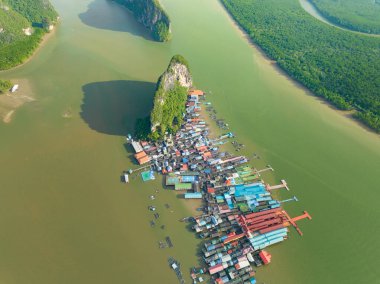 Phang Nga Tayland 'daki Panyee adasının havadan görünüşü, Yüksek açılı yüzen köy, Koh Panyee balıkçı köyü Tayland, Phang Nga' da.