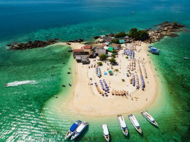 Phang Nga Tayland 'daki Koh Khai Maew Adası' ndaki tropikal kumlu deniz manzaralı harika küçük adanın insansız hava görüntüsü.