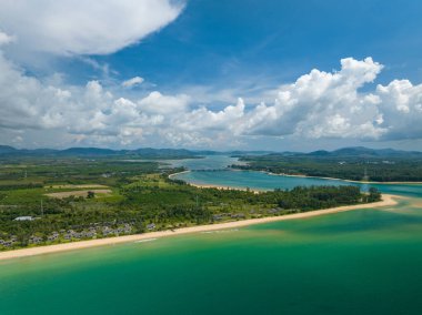 Phuket thailand 'daki tropikal denizin hava görüntüsü, güzel deniz sahili arka planı.