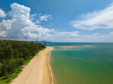 Phuket thailand 'daki tropikal denizin hava görüntüsü, güzel deniz sahili arka planı.