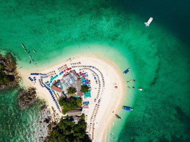 Phang Nga Tayland 'daki Koh Khai Maew Adası' ndaki tropikal kumlu deniz manzaralı harika küçük adanın insansız hava görüntüsü.
