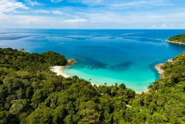 Phuket Adası Tayland 'daki tropik deniz kıyılarının hava görüntüsü, güzel deniz manzarası.