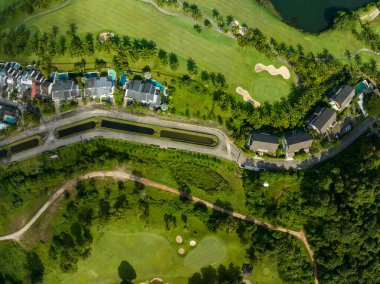 Güzel yeşil golf sahasının havadan görünüşü ve spor arka planı ve seyahat doğa arka planı için yeşil manzaranın en üst görüntüsü, inanılmaz yeşil doğa manzarası.