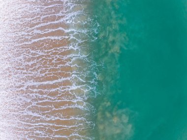 Güneşli bir günde güzel dalgalar deniz yüzeyi yaz arkaplanı, inanılmaz deniz manzarası, plaj manzarası arka plan