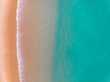 Güneşli bir günde güzel dalgalar deniz yüzeyi yaz arkaplanı, inanılmaz deniz manzarası, plaj manzarası arka plan