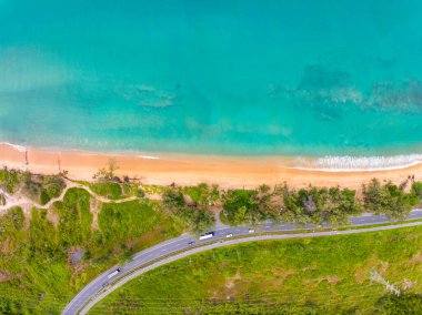 Tayland 'ın Phuket adası etrafındaki yol, yaz mevsiminde açık deniz manzarası Doğa ve Seyahat arka planı.