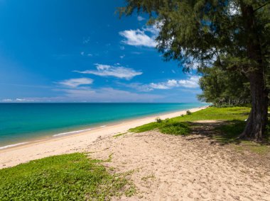 Yaz mevsiminde Phuket Adası 'nda güzel deniz manzarası, güzel hava günlerinde inanılmaz deniz manzarası, doğa sahili arka planı.