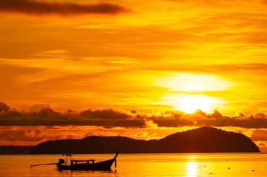 İnanılmaz gün batımı ya da deniz manzarası üzerinde gün doğumu gökyüzü, doğanın güzel renkli ışığı denizdeki tekneler, görkemli doğa manzarası