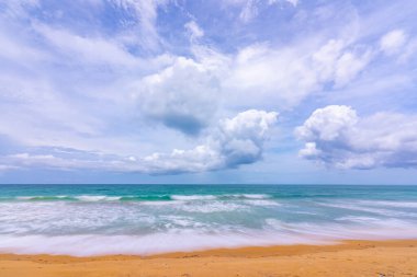 Yaz mevsiminde güzel deniz manzarası doğa arka planında