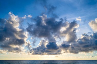 İnanılmaz gün batımı ya da deniz manzarası üzerinde gün doğumu gökyüzü, doğanın güzel renkli ışığı denizdeki tekneler, görkemli doğa manzarası