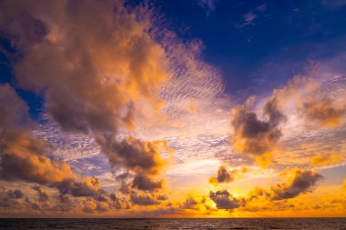 Güzel renkli gün batımı ya da deniz üzerinde gün doğumu dramatik bulutlar doğa arka planı