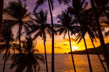Güzel renkli gün batımı ya da deniz üzerinde gün doğumu dramatik bulutlar doğa arka planı