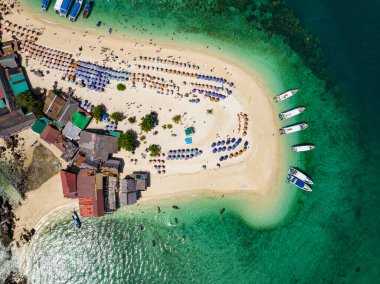 Phang Nga Tayland 'daki Koh Khai Maew Adası' ndaki tropikal kumlu deniz manzaralı harika küçük adanın insansız hava görüntüsü.
