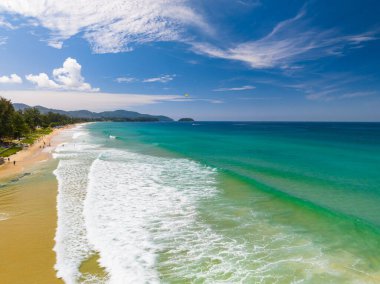 Güzel deniz sahili arka planı, güzel hava gününde inanılmaz deniz okyanusu, doğanın kumsal arka planı.