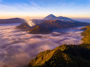 Bromo Volkanı 'ndaki hava manzaralı dağlar gündoğumunda gökyüzü, Bromo Tengger Semeru Ulusal Parkı' ndaki Penanjakan Güzel Dağları, Doğu Java, Endonezya.