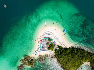 Phang Nga Tayland 'daki Koh Khai Maew Adası' ndaki tropikal kumlu deniz manzaralı harika küçük adanın insansız hava görüntüsü.