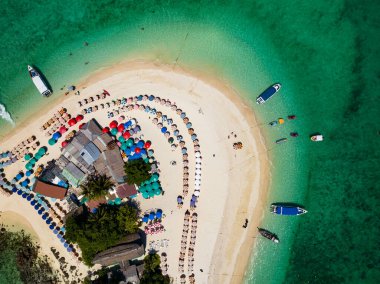 Phang Nga Tayland 'daki Koh Khai Maew Adası' ndaki tropikal kumlu deniz manzaralı harika küçük adanın insansız hava görüntüsü.