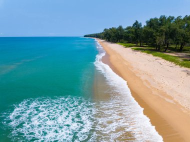 Güzel deniz sahili arka planı, güzel hava gününde inanılmaz deniz okyanusu, doğanın kumsal arka planı.