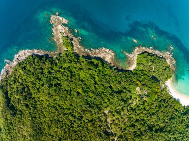 Phuket Adası Tayland 'daki tropik deniz kıyılarının hava görüntüsü, güzel deniz manzarası.