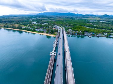Köprü üstü insansız hava aracı görüntüsü köprü yolu görüntü ulaşım arka plan konsepti, Phuket Tayland ulaşım arkaplanındaki sarasin köprüsünün havadan görüntüsü, Top view