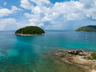 Yaz mevsiminde Phuket Adası 'nda güzel deniz manzarası, güzel hava günlerinde inanılmaz deniz manzarası, doğa sahili arka planı.