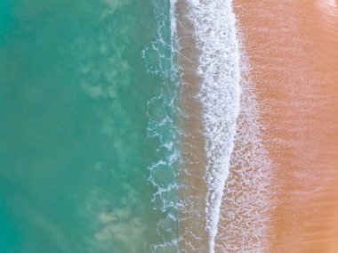 Güneşli bir günde güzel dalgalar deniz yüzeyi yaz arkaplanı, inanılmaz deniz manzarası, plaj manzarası arka plan