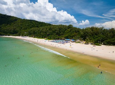 Yaz mevsiminde Phuket Adası 'nda güzel deniz manzarası, güzel hava günlerinde inanılmaz deniz manzarası, doğa sahili arka planı.