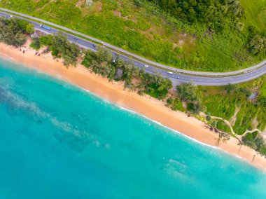 Tayland 'ın Phuket adası etrafındaki yol, yaz mevsiminde açık deniz manzarası Doğa ve Seyahat arka planı.