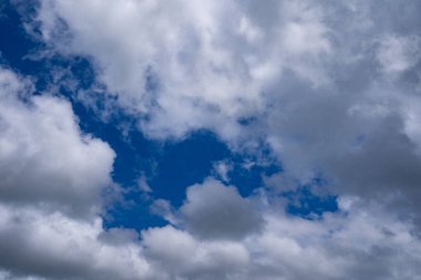 Güzel mavi gökyüzü beyaz bulutlar doğa çevresi