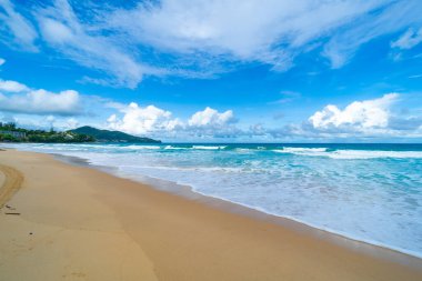 Güzel deniz sahili arka planı, güzel hava günlerinde inanılmaz deniz okyanusu kumlu sahile vuran güzel dalgalar doğa kumsalı arka planı.