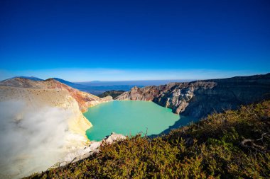 Turkuaz Su Gölü ile Deadwood Yapraksız Ağacı, Güzel doğa manzarası dağı ve Kawah Ijen volkanı, Doğu Java, Endonezya 'da yeşil göl