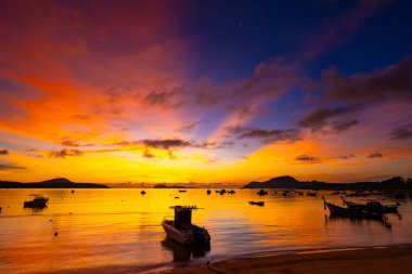 Güzel renkli gün batımı ya da deniz üzerinde gün doğumu dramatik bulutlar doğa arka planı