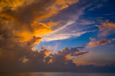 Güzel renkli gün batımı ya da deniz üzerinde gün doğumu dramatik bulutlar doğa arka planı