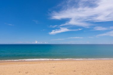 Harika deniz okyanusu, güzel hava günü, doğa sahili arka planı.