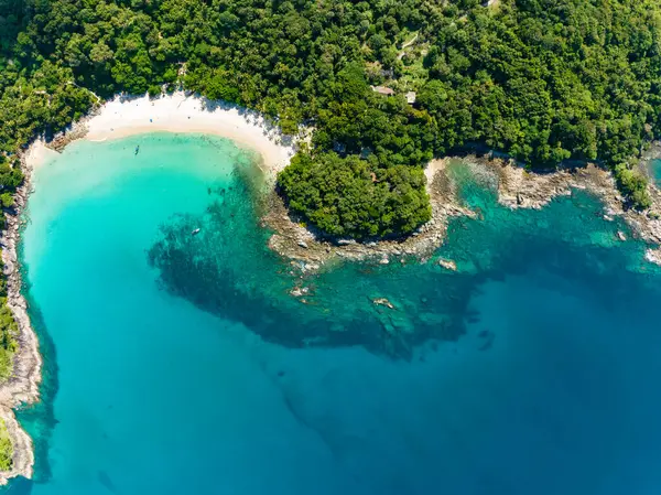 Özgürlük Sahili Phuket Tayland 'daki güzel Phuket Adası' ndaki Tropikal sahil manzarası inanılmaz.