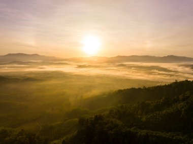 Dağların üzerindeki renkli gökyüzü tropikal yağmur ormanları, sislerin üzerindeki kuş bakışı görüntü, Tayland 'daki bulutlar ve dağ zirveleri ile muhteşem doğa arka planı.