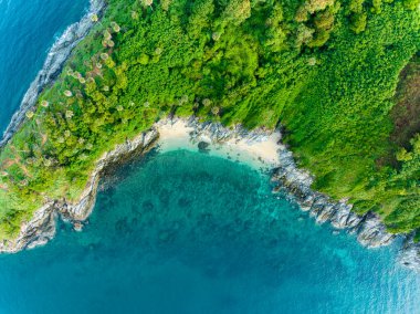 Phuket Tayland 'da dağları olan deniz manzarası yaz mevsiminde açık denizde güzel deniz manzarası Doğa Çevre ve Seyahat arka planı.