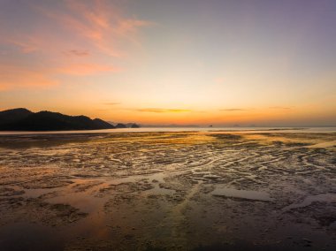 Doğa deniz manzarası güzel Gün batımı ya da deniz üzerinde gün doğumu, renkli manzara Gökyüzü, inanılmaz gökyüzü renkli ışık bulutu arkaplan