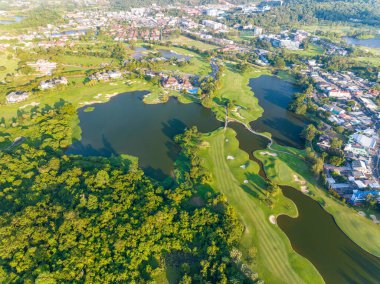 Yeşil golf sahasının hava manzarası spor arka planı ve seyahat için yukarıdan aşağıya görüntü, inanılmaz yeşil doğa manzarası.