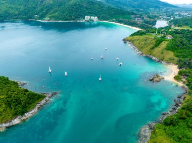 Phuket Tayland 'da dağları olan deniz manzarası, yaz mevsiminde açık denizde güzel deniz manzarası, doğa çevre ve seyahat arka planını kurtardı.