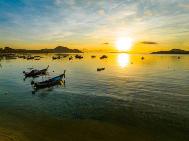 İnanılmaz gün batımı ya da deniz manzarasında gün doğumu gökyüzü, doğanın güzel rengarenk ışığı denizde tekneler, insansız hava aracı kamerası, tepeden aşağı deniz manzarası.