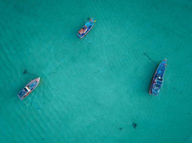 Rawai sahilindeki uzun kuyruklu balıkçı tekneleri. Phuket Tayland, güzel deniz yüzeyi. İHA kamerasından yüksek açı.