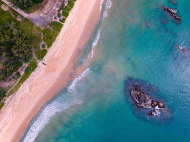 Kuş bakışı deniz kıyısı ve kumlu kıyıya dalga çarpıyor. Güneşli yaz arka planında güzel dalgalar deniz yüzeyinde inanılmaz deniz manzarası deniz manzarası manzarası