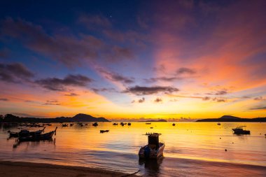 İnanılmaz gün batımı ya da deniz manzarası üzerinde gün doğumu gökyüzü, doğanın güzel renkli ışığı denizdeki tekneler, görkemli doğa manzarası