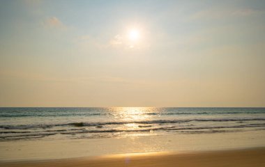 Yaz mevsiminde güzel deniz manzarası doğa arka planında