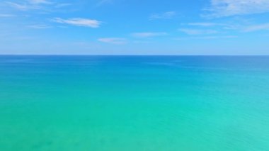 Hava manzaralı tropikal deniz arka planı, yaz günü arka planında doğa deniz manzarası