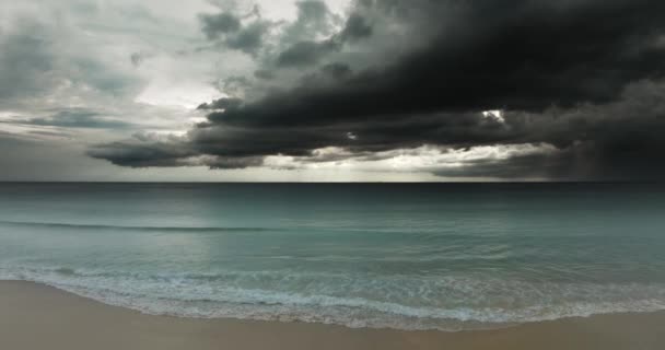 Vista Aérea Das Ondas Mar Escuro Fundo Nuvens Escuras Oceano — Vídeo de Stock