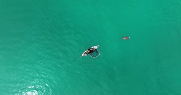 Вид Зверху Вниз Безпілотник Малий Рибальський Човен Морі Острові Пхукет — стокове відео