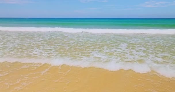 Niesamowite Fale Rozbijające Się Piaszczystym Brzegu Plaży Phuket Tajlandii Piękne — Wideo stockowe